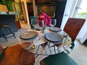 Excentric Apartament & Sea View by Alezzi